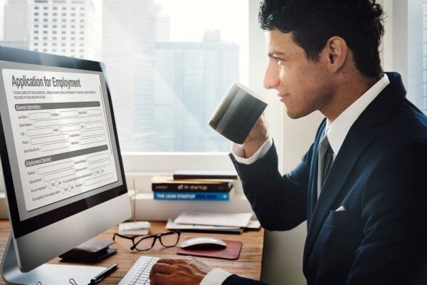 Como um Sistema Facilita a Troca de Equipamentos Preservando o Histórico em Contratos
