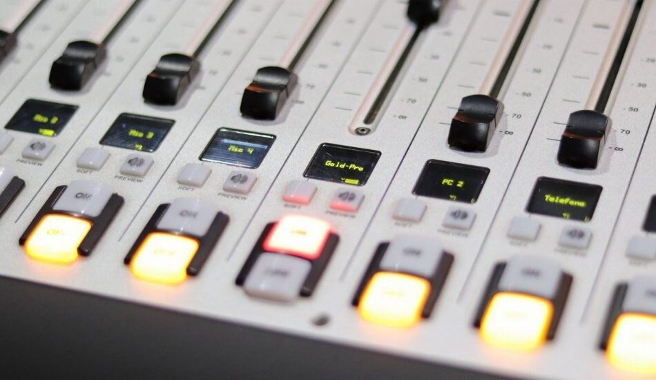 Comparativo estratégico de software para locadora de rádio