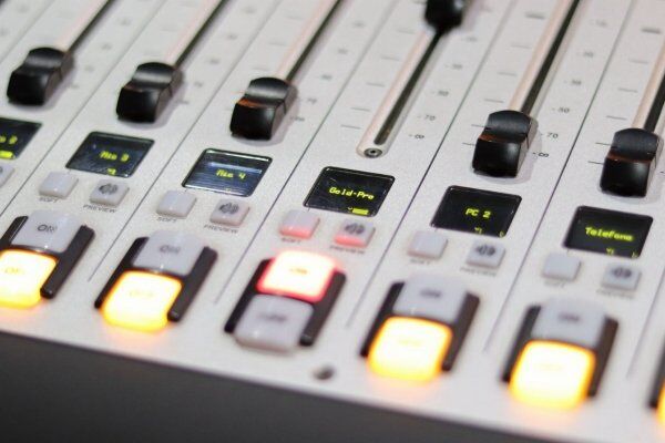 Comparativo estratégico de software para locadora de rádio