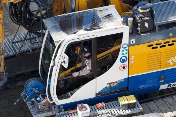 Análise comparativa estratégica de software para locação de equipamentos pesados
