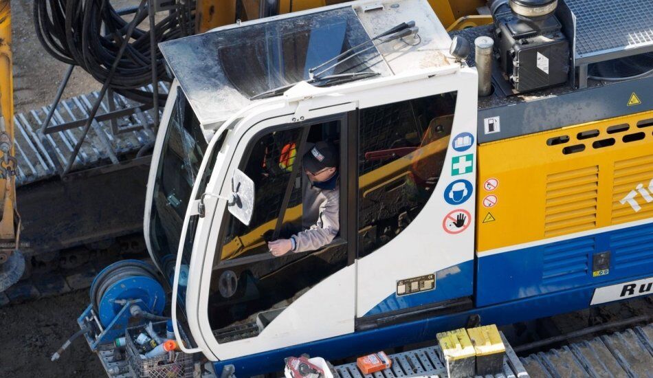 Análise comparativa estratégica de software para locação de equipamentos pesados