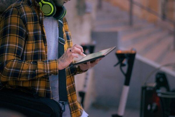 Por que investir em um sistema de gestão para locador de equipamentos que abre de tablet?